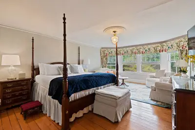 Image de Lake View Suite - Large King, Ensuite Bath