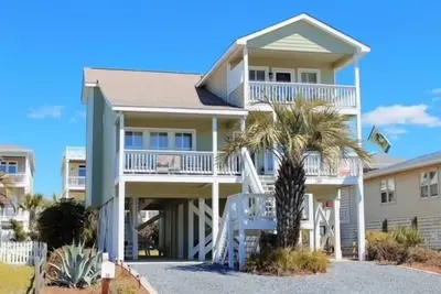 Image de Reel Blessed - Fantastic 2nd Row Home, Private Beach Access Accross The Street!