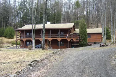 Image de Cozy 3 bedroom log cabin in a scenic country setting. Very private