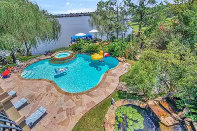 Image de Sail to Hughes Landing, Waterway, or Pavilion. Heated Pool, Jacuzzi, & Cinema