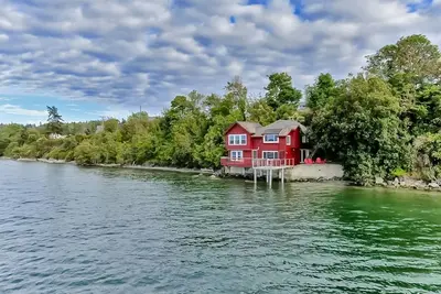 Image de Waterfront family-friendly home w/bay views, firepit, deck, & gas fireplace