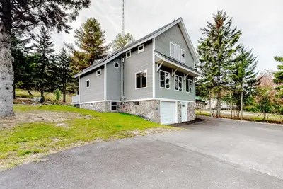 Image de Charming riverfront home with mountain views & private dock