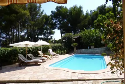 Image de Studio avec piscine en rez de jardin face à la presqu'île de Giens proche plages