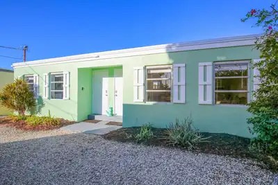 Image de Newly remodeled, bayfront studio with dock, views & open water access