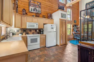 Image de Tucked-Away but Close to Everything! Walk-in Cedar Log Cabin
