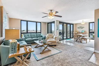 Image de Fourth-floor condo with Gulf views, outdoor pool, & tennis court
