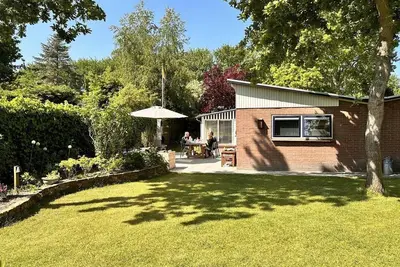 Image de Idyllically situated bungalow in a quiet green park with lots of privacy.
