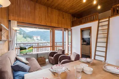 Image de Studio lumineux avec mezzanine, terrasse ensoleillée et accès pistes au centre de Courchevel