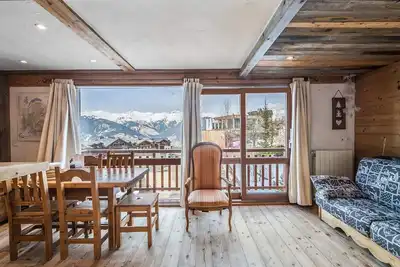 Image de Appartement rénové avec cuisine ouverte, balcon et accès direct aux pistes