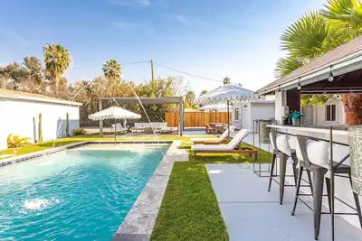 Peacock Paradise: Pool w\/ Gazebo, Bar & Firepit