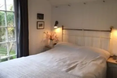 Fisherman's Studio in Cadgwith Cove - sleeps 2 guests  in 1 bedroom