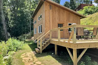 Image de ★ Downtown Rustic Mid-Century Cottage w/ views ★