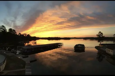 Image de A12 Luxury Lake Front - Our Guests Keep Coming Back! *See our 5 Star Reviews*
