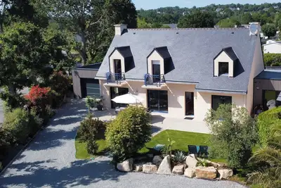Image de Maison familiale 180m2 - piscine intérieure - 150m de la plage à pied