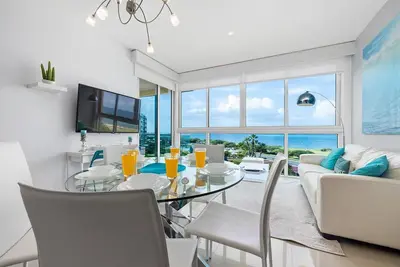 Image de Amazing sunsets from a relaxing blue condo décor
