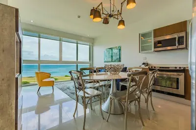 Image de Rustic wood-metal decoration with an Ocean view!