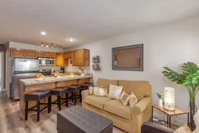 Image de Las Palmas Resort 124 | Mesa Views, Accepts Nightly & Monthlies, Grill, and fully stocked kitchen
