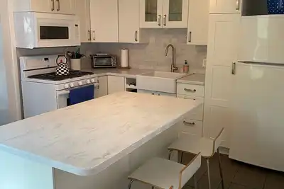 Image de Quaint, renovated victorian twin, 3 blocks from beach and close to everything!