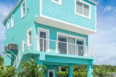 Image de Ocean Teal 3 Story Home