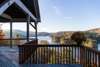 Image de 10-min. drive to Cashiers. Scenic lake and mountain range vistas.