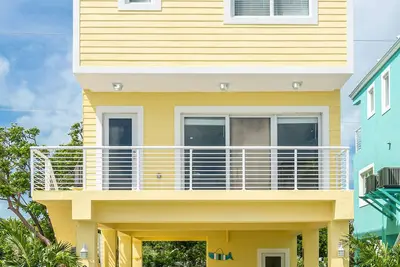 Image de Yellow 3 Story Home