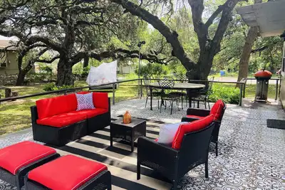 Image de Farmhouse Vineyards \"Vagabonds\" on Pecan Street, Relaxed Ranch House Glam 4 All