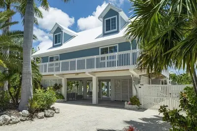 Image de Blue Pearl of Summerland Key 4 Bedrooms, 3 Baths with Dock, Heated Pool and Spa