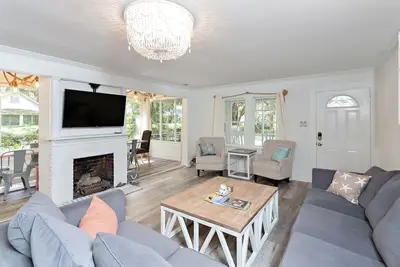 Image de Renovated home with fabulous porches, located within walking distance to the beach.