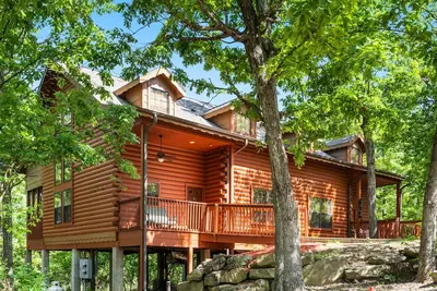 Roomy 2br+Loft Walk-in Cabin near Shows, Shopping, and Dining!