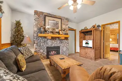Country-Rustic 2br+Loft Log Cabin - Only Minutes from Shows & Attractions!