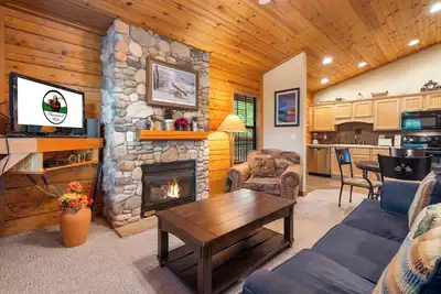 Image de Romantic Walk in Cabin with King Bed, Fireplace & Whirlpool Tub