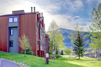 Image de Steps to Mtn/Resort/Free Town Bus (Across St)+ Heated Pool-HotTub-Grill-Updated-Spacious-2 Levels