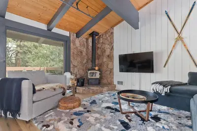 Image de Book Summer Stays Today! Condo with Parking and Smart Tv! Steps to the Free Shuttle!
