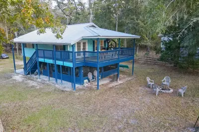 Image de \"Floats My Boat\"- Suwannee River Home in Branford, Fl, near area Springs, too!