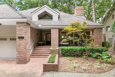 Image de Beautiful Kiawah river marsh and golf course view home. 5-10 min walk to beach!