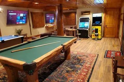 Image de Lodge- Ev Charger, Game Room, Dog Friendly, Spa, Ac, 1 Acre Fenced yard, Fast Wifi