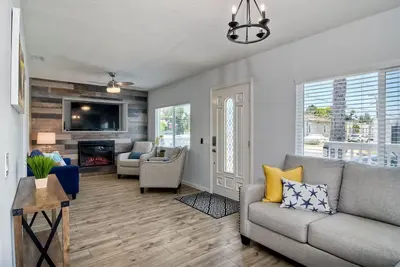 Image de Charming Beach Cottage Fully Remodeled