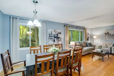 Image de The Burnsville Beauty sleeps up to 21 and is centrally located 2 The Twin Cities