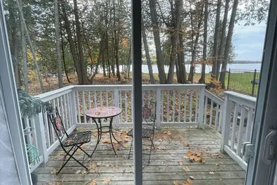 Image de Beautiful Waterfront Fully Contained 2 Bedroom Suite with Dock.
