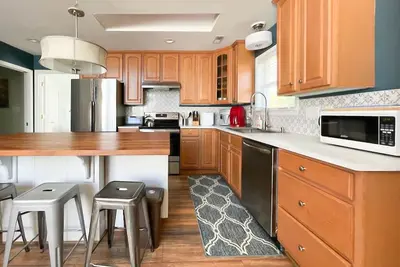 Image de Sunny Retreat in SouthPark – Spacious 2br