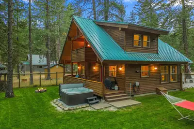Image de Cozy-dog friendly cabin with a hot tub, fireplace, that sleeps 6 guests.