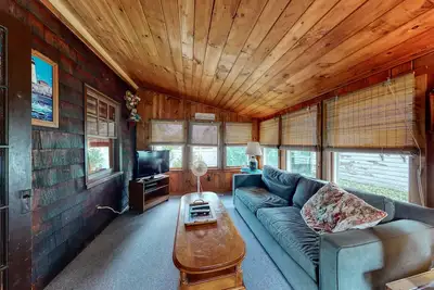 Image de Family-friendly cottages w\/gas grill, deck, lawn, great location near the ocean