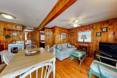 Image de Rustic & well-equipped cottage near the ocean w\/gas grill, deck w\/chairs, & lawn