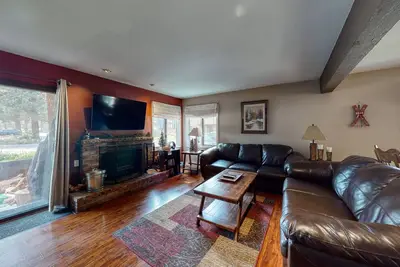 Image de Snug dog-friendly house in downtown Mammoth Lakes w/shared pool & hot tub