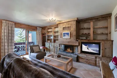 Image de Duplex Lumineux à Méribel avec Cheminée, Terrasse et Accès aux Pistes
