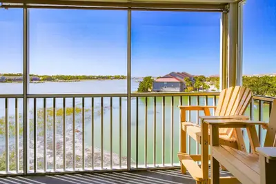 Image de Renovated Folly Beach Condo w/ Community Pool, River Views and Short Walk to Beach & Downtown