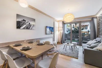 Image de Appartement moderne au cœur de Courchevel Village, proche commerces et pistes, avec espace fitness.