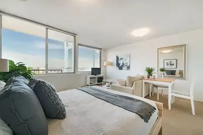 Image de Bright and Sunny Studio Apartment