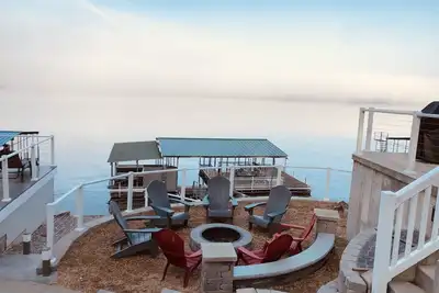 Image de Lake Getaway with Breathtaking Views and Fishing
