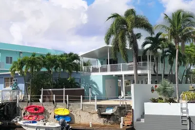 Image de Key Breeze Waterfront Home- Water View with Therapy Spa
